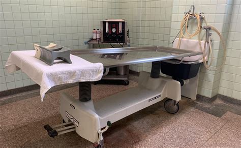 Embalmer .
